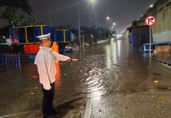 Banjir, Pintu Keluar Tol Meruya Srengseng Ditutup Sementara Banjir, Pintu Keluar Tol Meruya Srengseng Ditutup Sementara