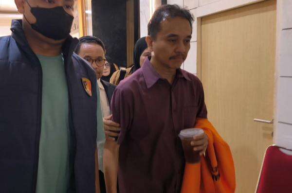 Tampang Roy Suryo usai Ditangkap Polisi, Pegang Rompi Oranye dan Es Teh Tampang Roy Suryo usai Ditangkap Polisi, Pegang Rompi Oranye dan Es Teh