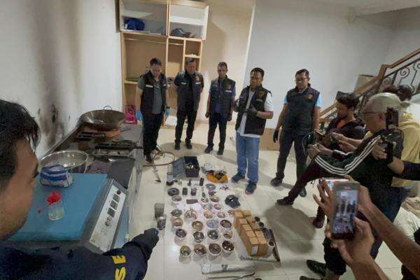 Bongkar Penyelundupan Emas ke Dubai, Polri Sita Mesin Cek Kadar Emas hingga Pakaian Dalam Modifikasi Bongkar Penyelundupan Emas ke Dubai, Polri Sita Mesin Cek Kadar Emas hingga Pakaian Dalam Modifikasi