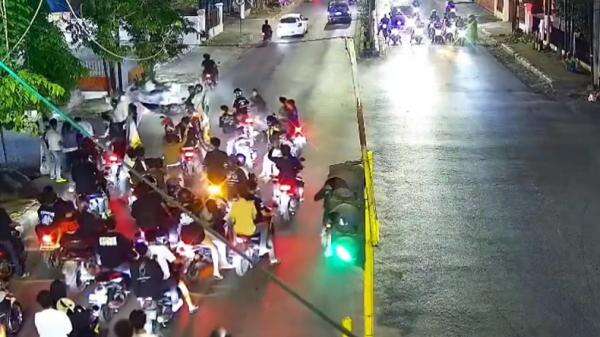 Gerombolan Bermotor Berulah di Metro Terekam CCTV, Pukuli Pengendara Gerombolan Bermotor Berulah di Metro Terekam CCTV, Pukuli Pengendara