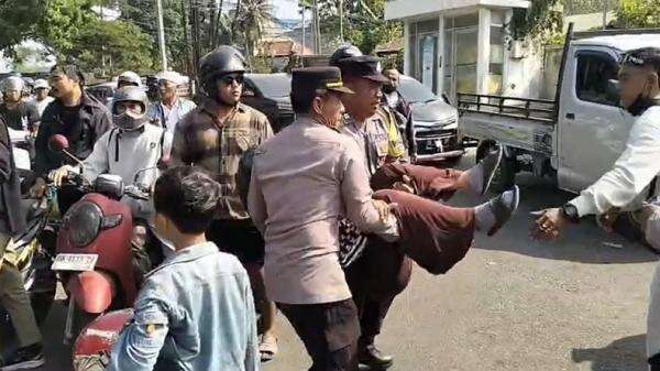 Antrean BBM di Gianyar Mengular hingga 3 Km, Warga Pingsan saat Menunggu Antrean BBM di Gianyar Mengular hingga 3 Km, Warga Pingsan saat Menunggu