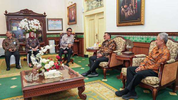 Menteri Jumhur Ungkap Pesan Sri Sultan HB X soal Menjaga Alam Menteri Jumhur Ungkap Pesan Sri Sultan HB X soal Menjaga Alam