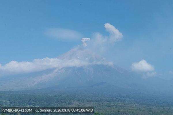 Gunung Semeru Meletus, Muntahkan Abu Vulkanik Tebal Setinggi 700 Meter Gunung Semeru Meletus, Muntahkan Abu Vulkanik Tebal Setinggi 700 Meter