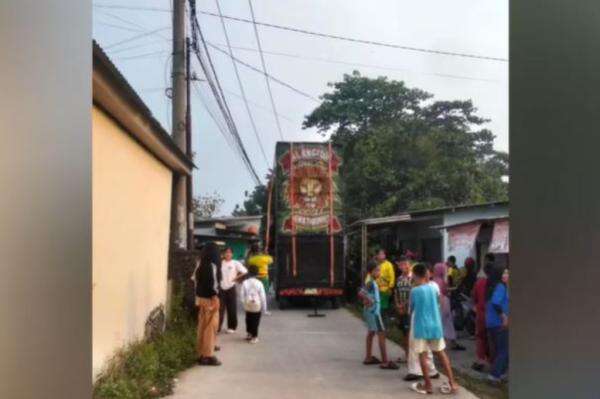 7 Pemain Odong-Odong Tersetrum di Cikarang Utara Bekasi, 3 Orang Tewas 4 Kritis 7 Pemain Odong-Odong Tersetrum di Cikarang Utara Bekasi, 3 Orang Tewas 4 Kritis