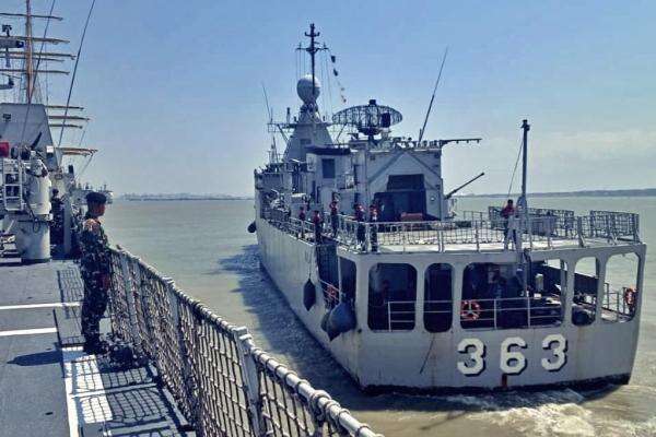 TNI AL Kerahkan Kapal Perang hingga Pesawat Cari Korban Kebakaran KM Mutiara Sentosa 2 TNI AL Kerahkan Kapal Perang hingga Pesawat Cari Korban Kebakaran KM Mutiara Sentosa 2