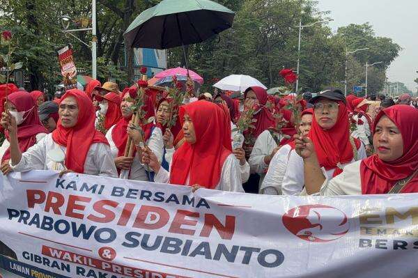 Momen Emak-Emak Demo Dukung MBG di Jakpus, Bawa Mawar Merah Momen Emak-Emak Demo Dukung MBG di Jakpus, Bawa Mawar Merah