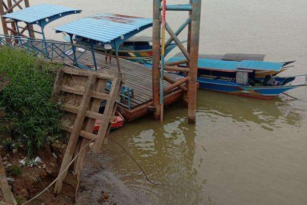Sungai Mahakam Surut Imbas Kemarau, Ganggu Distribusi BBM dan Bahan Pokok Sungai Mahakam Surut Imbas Kemarau, Ganggu Distribusi BBM dan Bahan Pokok