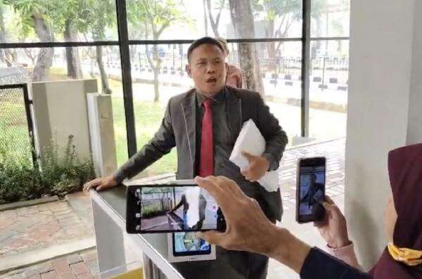 Ahmad Khozinudin Ngamuk di DPR saat Sampaikan Desakan Pemakzulan Gibran: Rakyat Mau Masuk Ahmad Khozinudin Ngamuk di DPR saat Sampaikan Desakan Pemakzulan Gibran: Rakyat Mau Masuk
