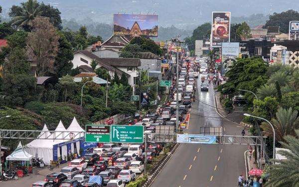 Jalur Puncak Macet Parah, Tol Jagorawi Diterapkan Contraflow Jalur Puncak Macet Parah, Tol Jagorawi Diterapkan Contraflow