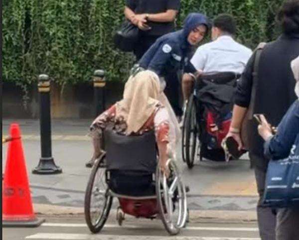 Pramono Bakal Siapkan Lift Penyeberangan Buntut Viral Petugas TJ Bantu Disabilitas Pramono Bakal Siapkan Lift Penyeberangan Buntut Viral Petugas TJ Bantu Disabilitas