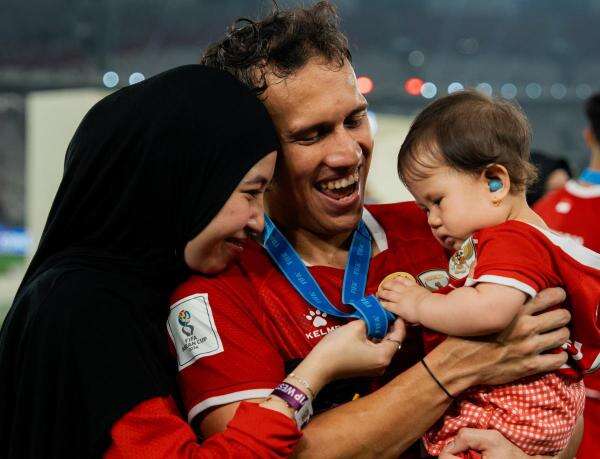 Potret Manis Adiba Khanza Beri Surat Cinta ke Egy Maulana Vikri saat Bela Timnas Indonesia di Final FIFA ASEAN Cup 2026 Potret Manis Adiba Khanza Beri Surat Cinta ke Egy Maulana Vikri saat Bela Timnas Indonesia di Final FIFA ASEAN Cup 2026