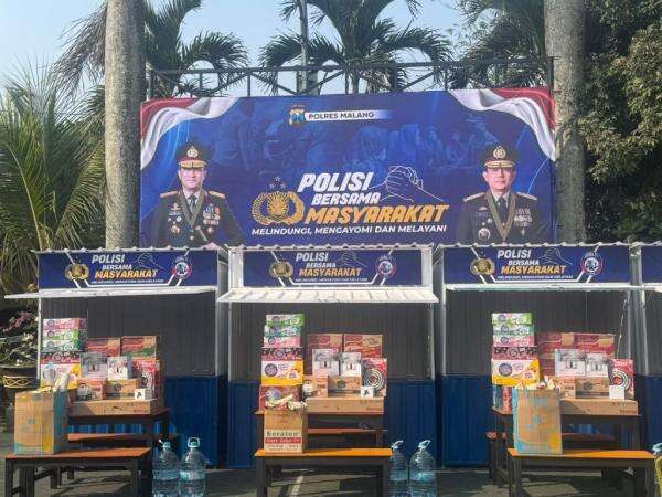 Polisi Bersama Masyarakat, Polres Malang Serahkan Bantuan Rombong UMKM ke Aremania Polisi Bersama Masyarakat, Polres Malang Serahkan Bantuan Rombong UMKM ke Aremania