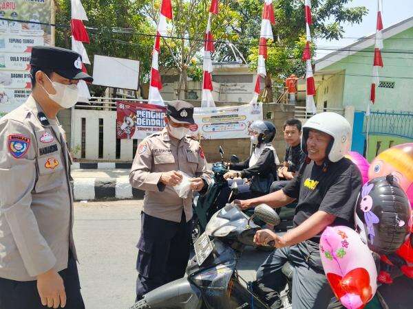 Tanggap Erupsi Anak Krakatau, Polres Bogor Sosialisasi Bahaya Abu Vulkanik dan Bagikan Masker Tanggap Erupsi Anak Krakatau, Polres Bogor Sosialisasi Bahaya Abu Vulkanik dan Bagikan Masker