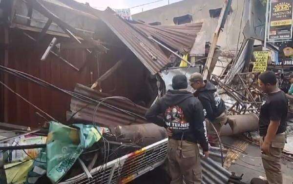Baliho Raksasa Roboh Timpa 3 Bangunan di Bandung, 4 Warga Luka Baliho Raksasa Roboh Timpa 3 Bangunan di Bandung, 4 Warga Luka