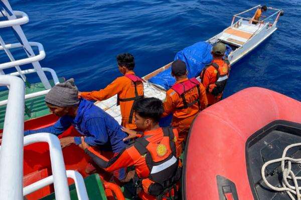 Hilang Kontak saat Menuju Selayar, Ayah dan Anak Nelayan Sikka Ditemukan Selamat Hilang Kontak saat Menuju Selayar, Ayah dan Anak Nelayan Sikka Ditemukan Selamat