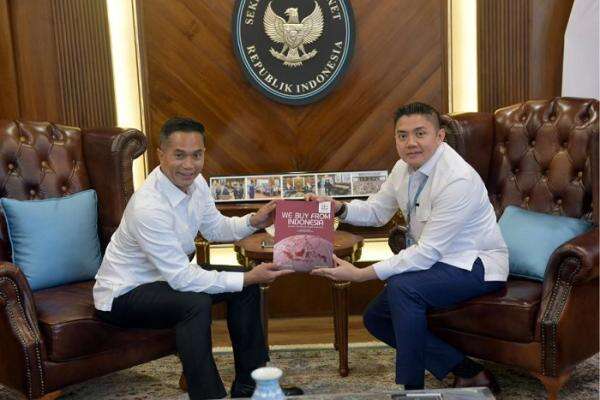 Ketum Kadin Temui Seskab Teddy, Bahas Pengembangan Industri Listrik dan Perkenalkan Buku We Buy From Indonesia Ketum Kadin Temui Seskab Teddy, Bahas Pengembangan Industri Listrik dan Perkenalkan Buku We Buy From Indonesia