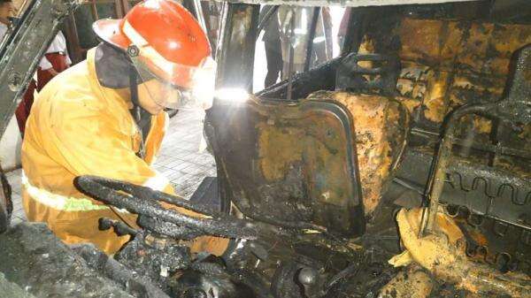 Mobil Terbakar Hebat di Garasi Rumah Warga Jombang, Warga Panik Mobil Terbakar Hebat di Garasi Rumah Warga Jombang, Warga Panik