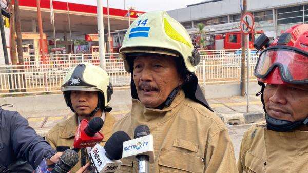 Masih Ada Titik Panas di Gedung Bapenda DKI, 24 Mobil Damkar Lakukan Pendinginan Masih Ada Titik Panas di Gedung Bapenda DKI, 24 Mobil Damkar Lakukan Pendinginan