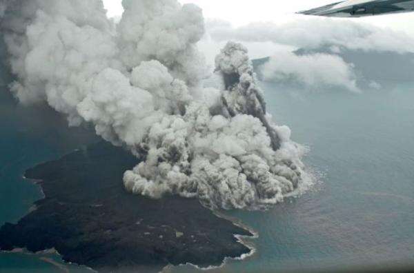 Gunung Anak Krakatau 3 Kali Erupsi Pagi Ini, Waspada Lontaran Batu Pijar dan Hujan Abu Vulkanik Gunung Anak Krakatau 3 Kali Erupsi Pagi Ini, Waspada Lontaran Batu Pijar dan Hujan Abu Vulkanik