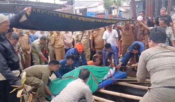 Dramatis! Pemakaman Jenazah Pria Obesitas 250 Kg di Purbalingga Libatkan Damkar Dramatis! Pemakaman Jenazah Pria Obesitas 250 Kg di Purbalingga Libatkan Damkar