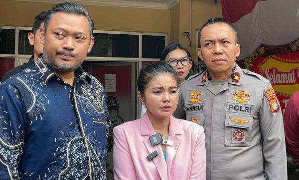 Karina Ranau Datangi Polsek Pancoran Tanyakan Lanjutan Kasus Penganiayaan Karina Ranau Datangi Polsek Pancoran Tanyakan Lanjutan Kasus Penganiayaan