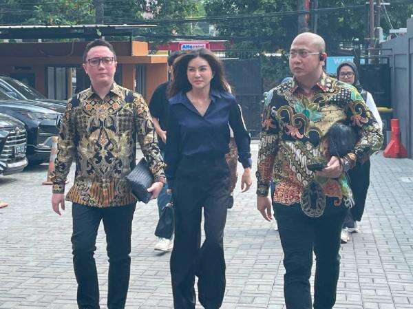 Sarwendah Tak Gentar Hadapi Bukti Dibawa Ruben Onsu di Sidang Hak Asuh Anak Sarwendah Tak Gentar Hadapi Bukti Dibawa Ruben Onsu di Sidang Hak Asuh Anak