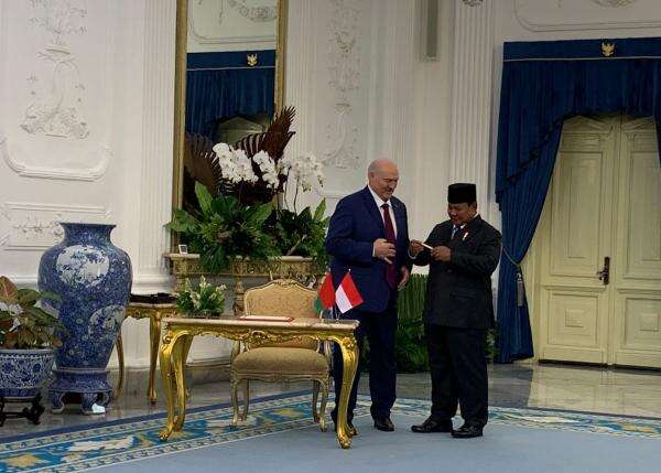 Prabowo Terima Hadiah Pulpen Emas dari Presiden Belarus Lukashenko di Istana Merdeka Prabowo Terima Hadiah Pulpen Emas dari Presiden Belarus Lukashenko di Istana Merdeka