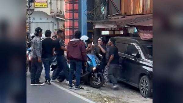 Viral! Pemotor Dikeroyok di Depan Istri dan Anak di Samarinda, Pelaku Ganti Biaya Pengobatan Viral! Pemotor Dikeroyok di Depan Istri dan Anak di Samarinda, Pelaku Ganti Biaya Pengobatan