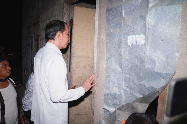Didampingi Bupati Sikka, Jokowi Blusukan ke Rumah Warga Korban Gempa di Palue Didampingi Bupati Sikka, Jokowi Blusukan ke Rumah Warga Korban Gempa di Palue