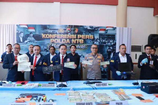Polisi Bongkar Pemalsuan STNK di Mataram, Tarif Motor Rp750.000 dan Mobil Rp1 Juta Polisi Bongkar Pemalsuan STNK di Mataram, Tarif Motor Rp750.000 dan Mobil Rp1 Juta