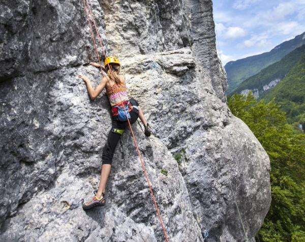 Mengenal Rappelling: Teknik Andalan Pendaki saat Temui Tebing Curam Mengenal Rappelling: Teknik Andalan Pendaki saat Temui Tebing Curam