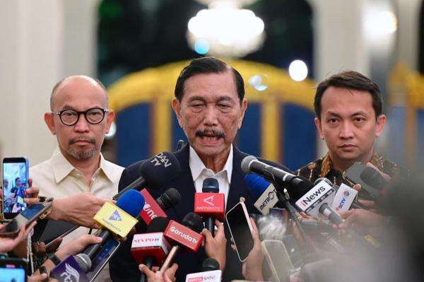 Luhut Sebut Bansos Tak Lagi Berbentuk Barang, Tapi Cash Transfer Rp5,4 Juta per Orang Luhut Sebut Bansos Tak Lagi Berbentuk Barang, Tapi Cash Transfer Rp5,4 Juta per Orang