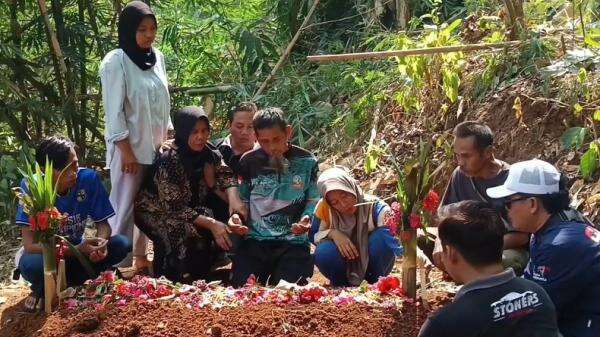 Sopir Taksi Online di Sumedang Sempat Video Call dengan Anak sebelum Ditemukan Tewas Terkubur Sopir Taksi Online di Sumedang Sempat Video Call dengan Anak sebelum Ditemukan Tewas Terkubur