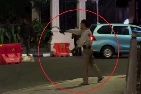 Kronologi Viral Pria Bawa Celurit di Sudirman, Ternyata Berawal dari Buka Tas Orang Kronologi Viral Pria Bawa Celurit di Sudirman, Ternyata Berawal dari Buka Tas Orang