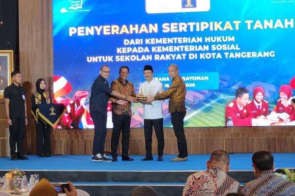 Menkum Serahkan Tanah 6,3 Hektare ke Kemensos: Buat Bangun Sekolah Rakyat Menkum Serahkan Tanah 6,3 Hektare ke Kemensos: Buat Bangun Sekolah Rakyat