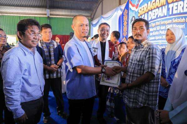Wako Serahkan Langsung Seragam Gratis untuk Siswa di Kota Pekanbaru Wako Serahkan Langsung Seragam Gratis untuk Siswa di Kota Pekanbaru