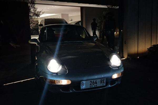 KPK Angkut Mobil Porsche hingga Moge usai Geledah Rumah Eks Wamen Imipas Silmy Karim KPK Angkut Mobil Porsche hingga Moge usai Geledah Rumah Eks Wamen Imipas Silmy Karim