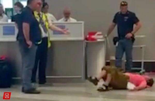 Viral, Penumpang Guling-Guling di Bandara Usai Ditegur Petugas Gegara Koper Kelebihan Berat Viral, Penumpang Guling-Guling di Bandara Usai Ditegur Petugas Gegara Koper Kelebihan Berat