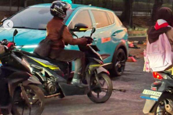 Berkendara Terlalu ke Kanan, Pemotor Hantam Taksi Hijau di Jakbar Berkendara Terlalu ke Kanan, Pemotor Hantam Taksi Hijau di Jakbar