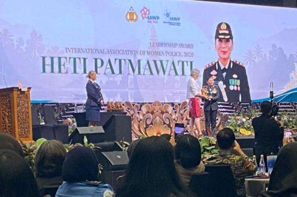 Sosok AKBP Heti Patmawati Perwira Polda Lampung Raih Penghargaan Polwan Internasional Sosok AKBP Heti Patmawati Perwira Polda Lampung Raih Penghargaan Polwan Internasional