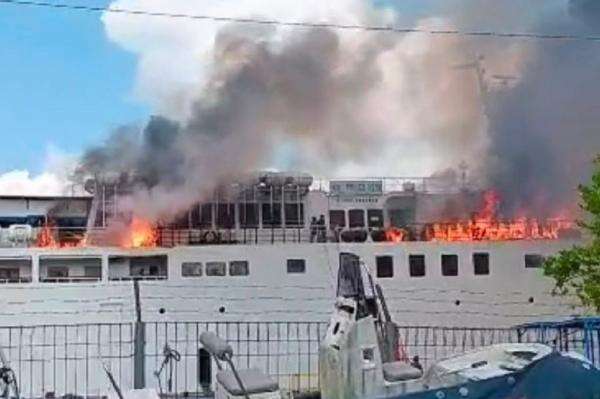 KM Prince Soya Terbakar di Pelabuhan Samarinda, Api Muncul dari Dek Kapal KM Prince Soya Terbakar di Pelabuhan Samarinda, Api Muncul dari Dek Kapal