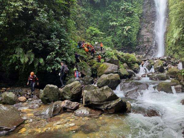 Terseret Arus saat Berenang, Warga Jaktim Ditemukan Tewas di Curug Ciparay Bogor Terseret Arus saat Berenang, Warga Jaktim Ditemukan Tewas di Curug Ciparay Bogor
