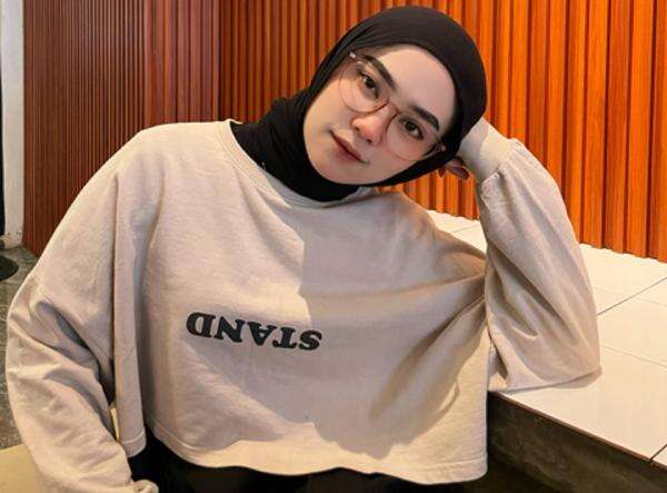 Bobotoh Cantik Deby Yolanda Optimistis Persib Bandung Putus Kutukan Lawan Port FC Bobotoh Cantik Deby Yolanda Optimistis Persib Bandung Putus Kutukan Lawan Port FC