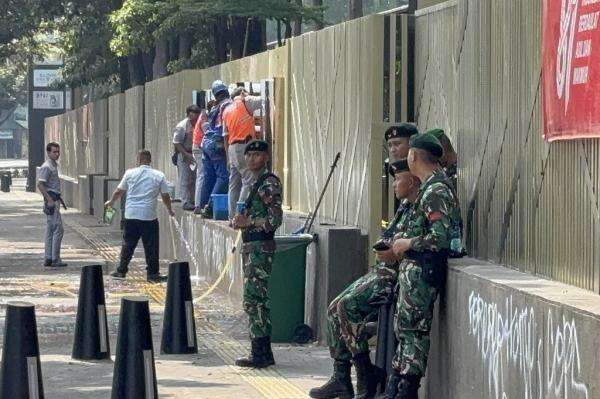 Kondisi Pejompongan Jakpus usai Kericuhan, Prajurit TNI Berjaga-jaga Kondisi Pejompongan Jakpus usai Kericuhan, Prajurit TNI Berjaga-jaga