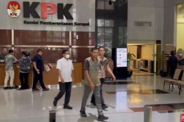 Sestama BNPB Diperiksa KPK 7 Jam terkait Korupsi Dana Bencana, Bawa 2 Tas Besar Isi Apa? Sestama BNPB Diperiksa KPK 7 Jam terkait Korupsi Dana Bencana, Bawa 2 Tas Besar Isi Apa?