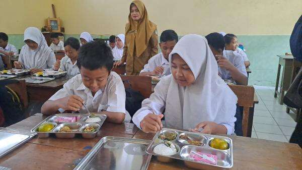 2.787 Siswa di Solo Nikmati Program Makan Bergizi Perdana 2.787 Siswa di Solo Nikmati Program Makan Bergizi Perdana