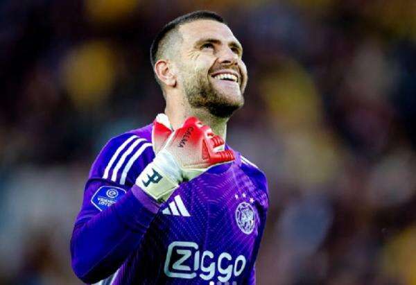 Maarten Paes Kebobolan 2 Gol, Ajax Tetap Lolos ke Playoff UEFA Conference League Maarten Paes Kebobolan 2 Gol, Ajax Tetap Lolos ke Playoff UEFA Conference League