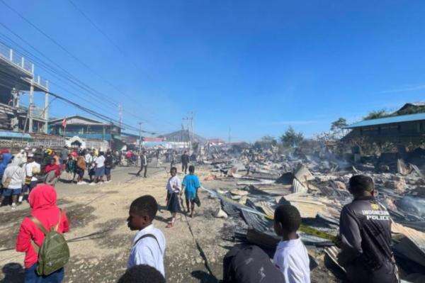 Kebakaran Pasar Paniai Tewaskan 11 Orang, 49 Rumah Hangus hingga 148 Warga Mengungsi Kebakaran Pasar Paniai Tewaskan 11 Orang, 49 Rumah Hangus hingga 148 Warga Mengungsi
