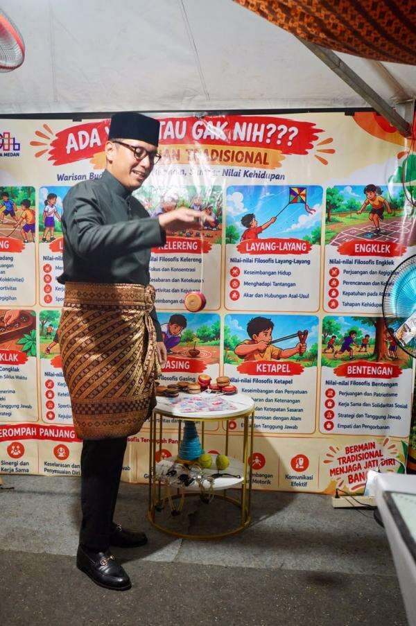 Wali Kota Rico Waas Main Gendang Melayu Deli di Pekan Budaya Medan 2026 Wali Kota Rico Waas Main Gendang Melayu Deli di Pekan Budaya Medan 2026