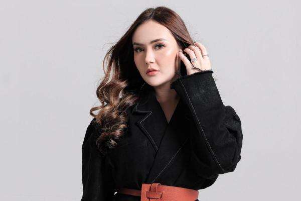 Sarah Gibson Pilih Bercerai Usai Bongkar Perselingkuhan Suami Sarah Gibson Pilih Bercerai Usai Bongkar Perselingkuhan Suami